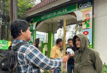 Diduga Reklame Grab Tak Miliki Izin dari Pemerintah Daerah, Aliansi Masyarakat BTP Geruduk Perum Perumnas FOTO: Junaedi Jenderal Lapangan Aliansi Masyarakat BTP
