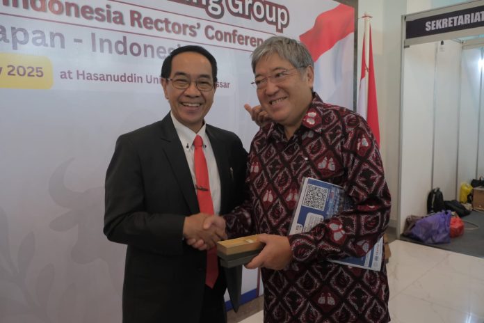 IMG-20250710-WA0268 FOTO: Rektor Unhas Prof. Dr. Ir. Jamaluddin Jompa, M.Sc., dan Senior Deputy Minister of Education, Culture, Sports, Science and Technology (MEXT), Mr. Yano Kazuhiko. (Properti Humas Unhas)