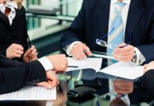 RUU KUHAP: DPR dan Pemerintah Setuju Pengacara dapat Mengajukan Keberatan saat Mendampingi Kliennya FOTO: Ilustrasi Penasihat Hukum dan Klien. (Properti via Google)