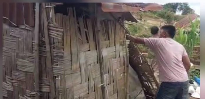IMG-20250711-WA0386(1) FOTO: Kasus perusakan rumah di lokasi perkebunan desa Manuk Mulia, Kecamatan Tiga Panah, Tana Karo yang terjadi pada tanggal 5 Mei 2025. (Hasil tangkapan layar dari video viral di media sosial)