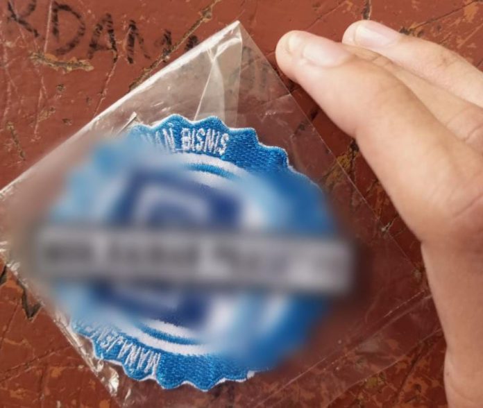 IMG-20250713-WA0264 FOTO: Atribut SMKN 1 Makassar yang disebut sebut dimintai Rp 50.000 ke orang tua siswa baru. (Istimewa)