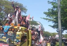 Laskar Merah Putih Sulsel Pastikan Hari Selasa Geruduk Balaikota, Taufiq: Sudah Disampaikan ke Polrestabes Makassar FOTO: Ketua Laskar Merah Putih (LMP) Sulawesi Selatan (Sulsel) Muhammad Taufiq Hidayat saat memimpin aksi. (Istimewa)