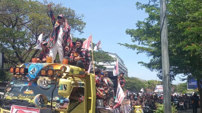 IMG-20250714-WA0200(1) FOTO: Ketua Laskar Merah Putih (LMP) Sulawesi Selatan (Sulsel) Muhammad Taufiq Hidayat saat memimpin aksi. (Istimewa)