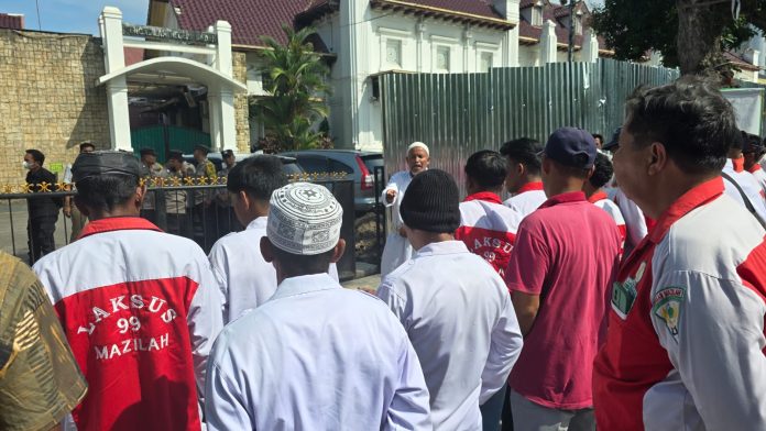 IMG-20250714-WA0340 FOTO: Massa Majelis Zikir As-Sholah (Mazilah) menggelar aksi damai di depan Pengadilan Negeri (PN) Medan.