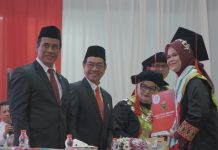 Penyerahan Brevet Dokter Spesialis dan Subspesialis, Sumpah Dokter, serta Janji Sarjana Lulusan Baru FK Unhas FOTO: Menteri Pertanian Amran Sulaiman, Rektor Prof. Dr. Ir. Jamaluddin Jompa, M.Sc., saat pengambilan sumpah dokter dan dokter hewan, serta pengambilan janji sarjana kedokteran, sarjana kedokteran hewan, dan sarjana psikologi. Kegiatan berlangsung secara khidmat mulai pukul 08.00 Wita, di Baruga A.P Pettarani, Kampus Unhas, Tamalanrea, Makassar, Senin (14/07). (Properti Humas UNHAS)