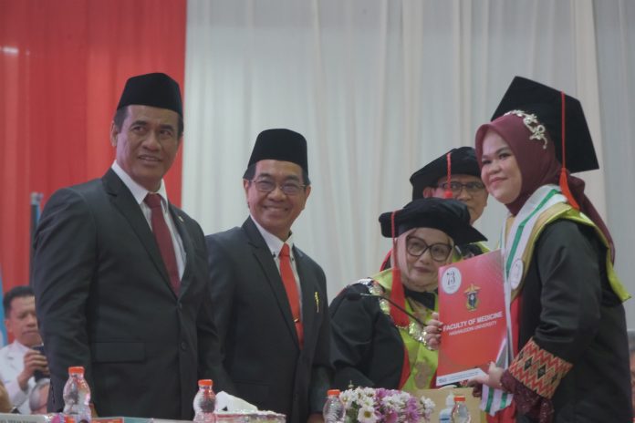 IMG-20250714-WA0397 FOTO: Menteri Pertanian Amran Sulaiman, Rektor Prof. Dr. Ir. Jamaluddin Jompa, M.Sc., saat pengambilan sumpah dokter dan dokter hewan, serta pengambilan janji sarjana kedokteran, sarjana kedokteran hewan, dan sarjana psikologi. Kegiatan berlangsung secara khidmat mulai pukul 08.00 Wita, di Baruga A.P Pettarani, Kampus Unhas, Tamalanrea, Makassar, Senin (14/07). (Properti Humas UNHAS)
