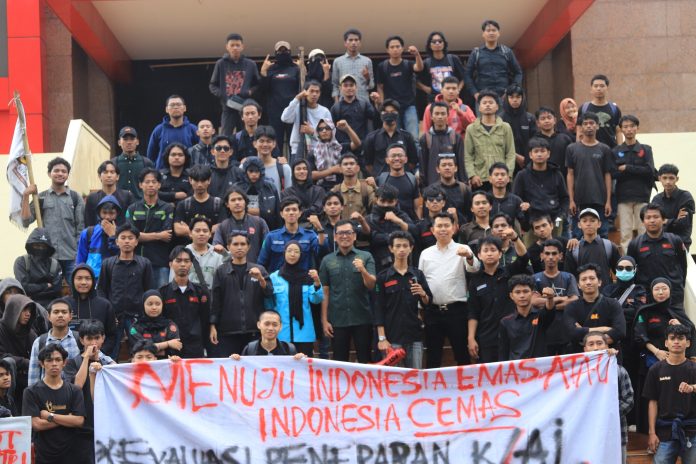 IMG-20250714-WA0429 FOTO: Ratusan mahasiswa yang tergabung dalam Aliansi Mahasiswa Saintek dari Universitas Islam Negeri Alauddin Makassar saat menggelar aksi di gedung DPRD Sulawesi Selatan