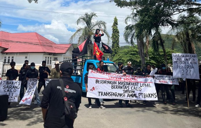 IMG-20250714-WA0479 FOTO: Sejumlah mahasiswa dan masyarakat yang tergabung dalam Aliansi Mahasiswa dan Masyarakat Lingkar Industri menggelar aksi demonstrasi di depan Kantor Bupati Luwu dan Kantor DPRD Kabupaten Luwu, Senin (14/07/2025).