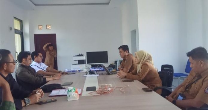 FOTO: Kepala SMK Negeri 1 Makassar, Wahidin saat menerima sejumlah wartawan. (Istimewa)