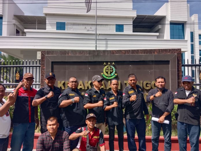 FOTO: LSM GEMPUR usai menggelar aksi di gedung Kejaksaan Tinggi Sumatra Utara. Medan 15 Juli 2025.
