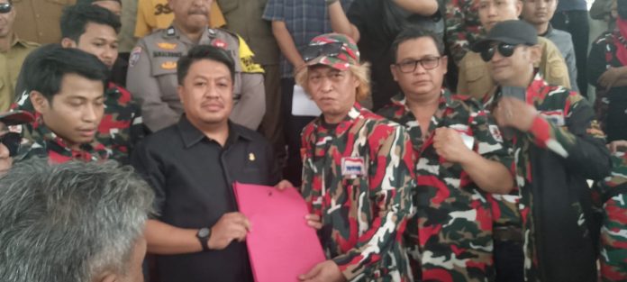 IMG-20250715-WA0268 FOTO: Muhammad Taufiq Hidayat Ketua Laskar Merah Putih Sulawesi Selatan saat menyerahkan pernyataan sikapnya.