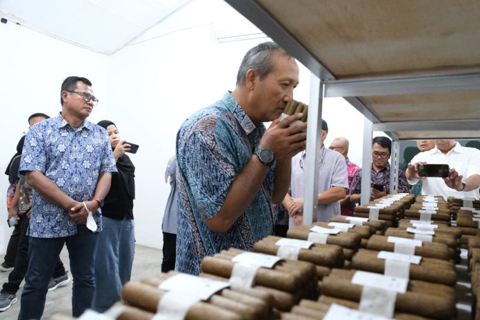 IMG-20250716-WA0445 FOTO: Region Head PTPN 1 Regional 1 Didik Prasetyo saat melihat langsung produksi cerutu (cigar) yang diproduksi oleh Deli Nusantara Cigar Factory. Pabrik tersebut berada di Tandem Hulu, Kecamatan Hamparan Perak, Kabupaten Deli Serdang. (Istimewa)