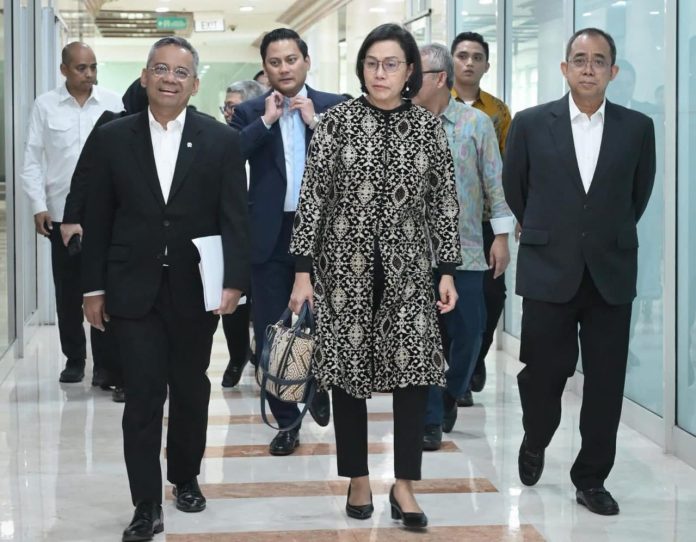 FOTO: Menteri Keuangan saat menuju ruang rapat kerja di gedung DPR RI, Senayan Jakarta. (Properti via Facebook Sri Mulyani)