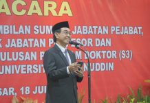 Rektor Unhas Lantik Pejabat Baru, Serahkan SK Profesor, dan Terima Dosen Lulusan S3 FOTO: Rektor Unhas, Prof. Dr. Ir. Jamaluddin Jompa, M.Sc saat mengambil sumpah Jabatan Pejabat, Penyerahan Surat Keputusan (SK) Profesor, serta Penerimaan Dosen Baru Lulusan Program Doktor (S3) di lingkungan Unhas. Kegiatan berlangsung pada Jumat (18/7) di Lantai Dasar Gedung Rektorat, Kampus Unhas Tamalanrea, Makassar. (Properti Unhas)