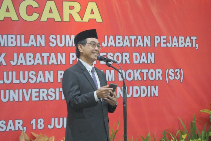 FOTO: Rektor Unhas, Prof. Dr. Ir. Jamaluddin Jompa, M.Sc saat mengambil sumpah Jabatan Pejabat, Penyerahan Surat Keputusan (SK) Profesor, serta Penerimaan Dosen Baru Lulusan Program Doktor (S3) di lingkungan Unhas. Kegiatan berlangsung pada Jumat (18/7) di Lantai Dasar Gedung Rektorat, Kampus Unhas Tamalanrea, Makassar. (Properti Unhas)
