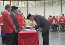Ini Daftar Nama-nama Pejabat Baru di Universitas Hasanuddin, Dua Dekan Dilantik FOTO: Rektor Unhas, Prof. Dr. Ir. Jamaluddin Jompa, M.Sc saat mengambil sumpah Jabatan Pejabat, Penyerahan Surat Keputusan (SK) Profesor, serta Penerimaan Dosen Baru Lulusan Program Doktor (S3) di lingkungan Unhas. Kegiatan berlangsung pada Jumat (18/7) di Lantai Dasar Gedung Rektorat, Kampus Unhas Tamalanrea, Makassar. (Properti Unhas)