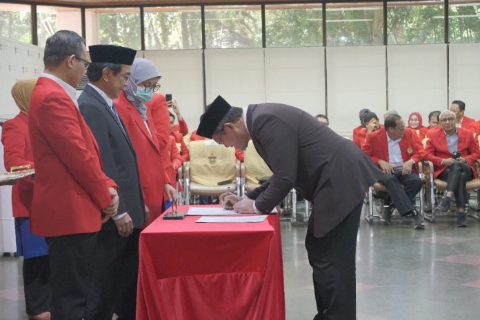 FOTO: Rektor Unhas, Prof. Dr. Ir. Jamaluddin Jompa, M.Sc saat mengambil sumpah Jabatan Pejabat, Penyerahan Surat Keputusan (SK) Profesor, serta Penerimaan Dosen Baru Lulusan Program Doktor (S3) di lingkungan Unhas. Kegiatan berlangsung pada Jumat (18/7) di Lantai Dasar Gedung Rektorat, Kampus Unhas Tamalanrea, Makassar. (Properti Unhas)