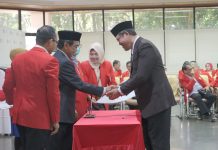 Prof. Salengke, Dekan Pertama Fakultas Teknologi Pertanian Unhas: Fokus pada Hilirisasi dan Produksi FOTO: Prof. Salengke saat dilantik menjadi dekan Fakultas Teknologi Pertanian (FTP) oleh rektor Universitas Hasanuddin pada Jumat (18/7), yang berlangsung di Lantai Dasar Gedung Rektorat, Kampus Unhas Tamalanrea, Makassar.