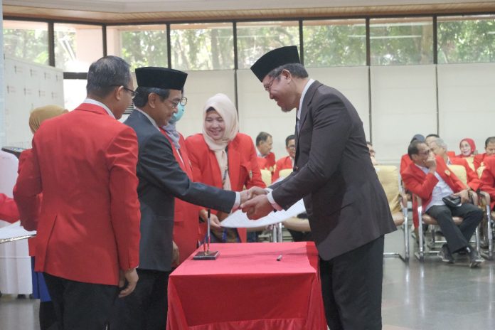 FOTO: Prof. Salengke saat dilantik menjadi dekan Fakultas Teknologi Pertanian (FTP) oleh rektor Universitas Hasanuddin pada Jumat (18/7), yang berlangsung di Lantai Dasar Gedung Rektorat, Kampus Unhas Tamalanrea, Makassar.