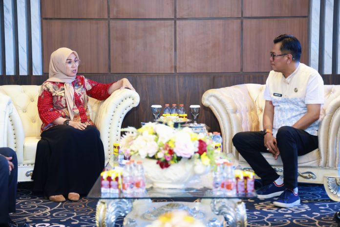 IMG-20250718-WA0262 FOTO: Kepala Rumah Tahanan Negara Kelas IIB Barru, Amsar dan Bupati Barru, Ibu Andi Ina Kartika Sari, bertempat di Ruang Kerja Bupati Barru. Jum'at (18/07)