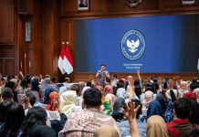 Usai Dampingi Presiden ke Luar Negeri Seskab Gelar Silahturahmi dengan Jajaran Pegawai FOTO: Sekretaris Kabinet Teddy Indra Wijaya menyampaikan keterangan pers kepada awak media di Bandar Udara Orly, Paris, Prancis, pada Selasa, 15 Juli 2025. (Foto: BPMI Setpres)