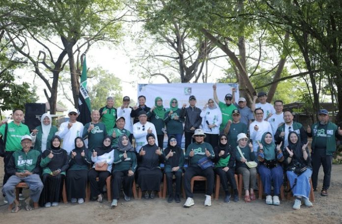 IMG-20250720-WA0280 FOTO: Silaturahmi keluarga besar Majelis Daerah (MD) Korps Alumni Himpunan Mahasiswa Islam (KAHMI) Kota Makassar yang digelar di Pantai Indah Bosowa, Minggu pagi (20/7/2025).