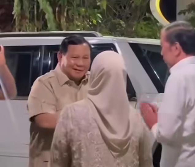 IMG-20250720-WA0346 FOTO: Presiden RI Prabowo Subianto melakukan kunjungan ke rumah Presiden ke-7 RI Joko Widodo (Jokowi) di Kota Solo, Jawa Tengah, pada Minggu (20/7/2025) sore. (Hasil tangkapan layar)