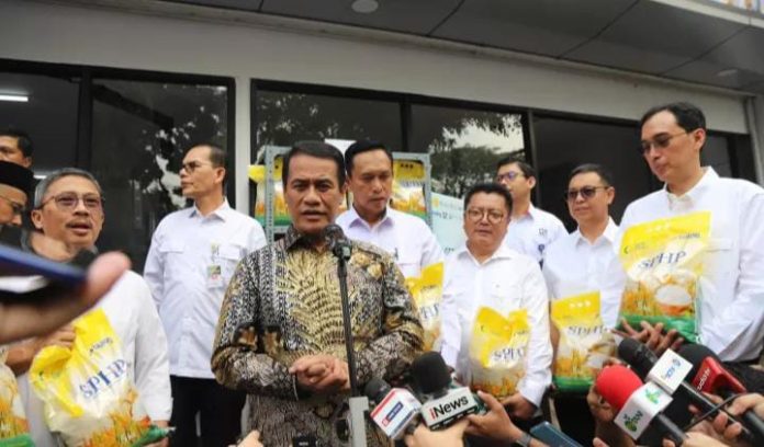 IMG-20250721-WA0006 FOTO: Mentan Amran saat peluncuran Gerakan Pangan Murah Beras SPHP di Kantor Pos Fatmawati, Jakarta Selatan, Jumat (18/7/2025). (Kementerian Pertanian)