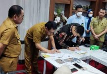 LASKAR: Addendum IV Bukan Alibi untuk Bangun Mall di Atas Kewajiban yang Belum Lunas, PT Yasmin Bisa Dijerat Pidana FOTO: Pemerintah Provinsi Sulawesi Selatan dan Pihak PT Yasmin Bumi Asri menandatangani Addendum IV atas Perjanjian Kerja Sama (PKS) reklamasi seluas 12,11 hektar di CPI, Tanjung Bunga, Tamalate, Kota Makassar. (Properti via website BKAD Pemprov Sulsel)