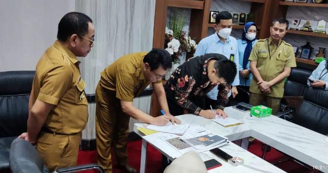 IMG-20250721-WA0199 FOTO: Pemerintah Provinsi Sulawesi Selatan dan Pihak PT Yasmin Bumi Asri menandatangani Addendum IV atas Perjanjian Kerja Sama (PKS) reklamasi seluas 12,11 hektar di CPI, Tanjung Bunga, Tamalate, Kota Makassar. (Properti via website BKAD Pemprov Sulsel)