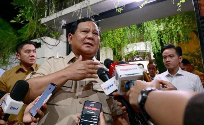 FOTO: Presiden Prabowo Subianto saat menemui awak media di kediaman mantan Presiden Jokowi. (Properti Seskab)