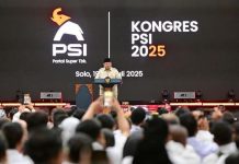 Di Hadapan Kader PSI, Presiden Sampaikan Capai Pemerintah FOTO: Presiden Prabowo Subianto menyampaikan pidatonya di hadapan ribuan kader Partai Solidaritas Indonesia (PSI) dalam Kongres PSI 2025 yang digelar di Edutorium Universitas Muhammadiyah Surakarta, Jawa Tengah, Minggu malam, 20 Juli 2025. (Properti Seskab)
