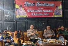 Ngopi Kamtibmas di Kelurahan Batua, Kapolrestabes Makassar Ajak Koreksi Diri FOTO: Kapolrestabes Makassar Kombes Pol Arya Perdana, SH, SIK, M,Si didampingi Kabagops, Kasat Binmas, Kasie Propam dan Sie Tahti mengatakan itu ketika berlangsung 'Ngopi Kamtibmas' di halaman Mesjid Jami Islahuddin Kelurahan Batua Kecamatan Manggala, Senin (21/7).
