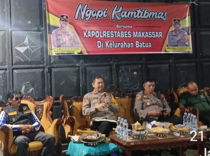 IMG-20250722-WA0005 FOTO: Kapolrestabes Makassar Kombes Pol Arya Perdana, SH, SIK, M,Si didampingi Kabagops, Kasat Binmas, Kasie Propam dan Sie Tahti mengatakan itu ketika berlangsung 'Ngopi Kamtibmas' di halaman Mesjid Jami Islahuddin Kelurahan Batua Kecamatan Manggala, Senin (21/7).