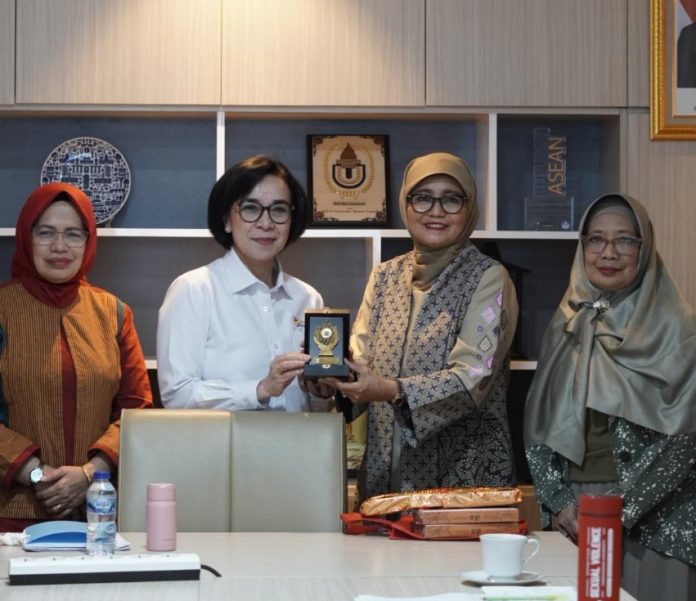 IMG-20250722-WA0135 FOTO: Ketua Satgas sekaligus Wakil Rektor Bidang Sumber Daya Manusia, Alumni, dan Sistem Informasi (Prof. Dr. Farida Patittingi, S.H., M.Hum) berlangsung di Kantor Kemdiktisaintek, Jakarta, Senin (21/07).