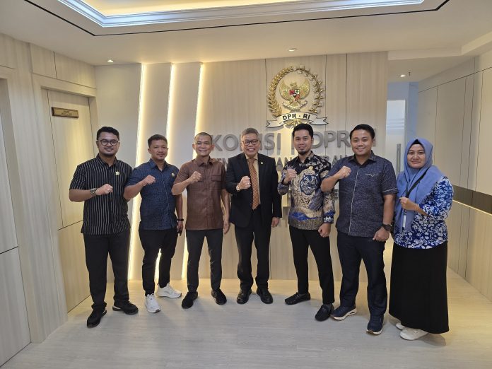 IMG-20250722-WA0181 FOTO: Anggota DPRD Wajo usai audiensi dengan anggota Komisi II Dewan Perwakilan Rakyat Republik Indonesia (DPR RI), Taufan Pawe, pada hari Senin, 21 Juli 2025.