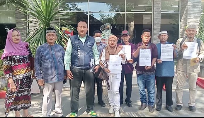 IMG-20250722-WA0224 FOTO: Para korban penipuan yang diduga dilakukan oleh KSPPS BMT Pradesa Mitra Mandiri Syariah saat melapor ke Mapolda Sumatra Utara.