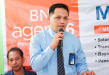 BNI Tomoni Gerakkan Ekonomi Lokal: Edukasi Pelajar dan Dukung UMKM Lewat Agen BNI46 FOTO: Pimpinan BNI Tomoni, Hasbianto saat sosialisasi dua program unggulan di Kecamatan Tomoni, Luwu Timur.