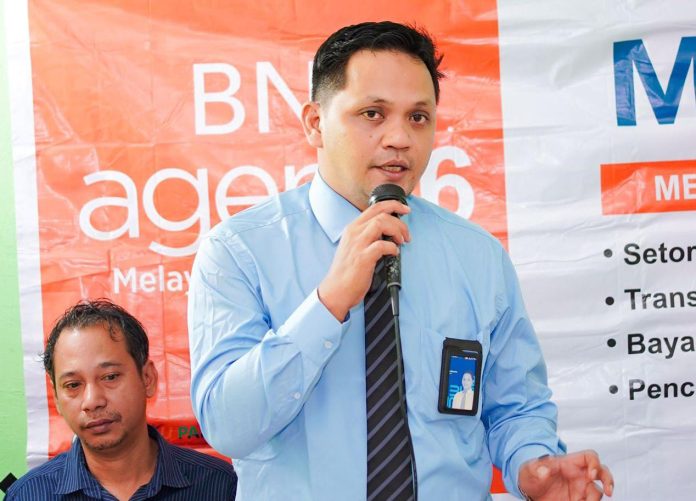IMG-20250722-WA0237 FOTO: Pimpinan BNI Tomoni, Hasbianto saat sosialisasi dua program unggulan di Kecamatan Tomoni, Luwu Timur.