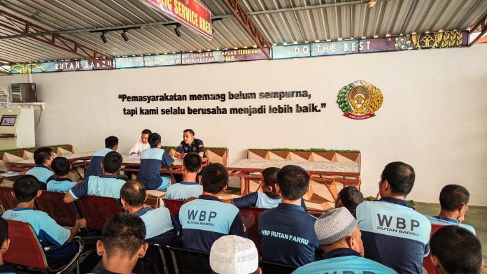 IMG-20250723-WA0278 FOTO: Rutan Kelas IIB Barru menggelar pembukaan program rehabilitasi pemasyarakatan yang diikuti oleh sejumlah warga binaan. Kegiatan ini dihadiri oleh Tim Rehabilitasi Rutan Barru, Konselor dari Lapas Narkotika Sungguminasa, dan Ikatan Konselor Adiksi Indonesia (IKAI). Rabu (23/07)