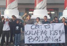 Aksi Unras Copot Kalapas Narkotika Sungguminasa, BMI: Kalau ada Napi Biayai Pindahkan dari Sulawesi FOTO: Aksi unjuk rasa ormas di Kantor Kanwil Impas Sulawesi Selatan, Jalan Sultan Alauddin, Rappocini, Kota Makassar. (Istimewa)