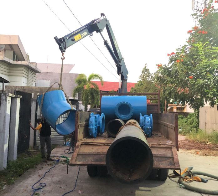 FOTO: Pekerjaan koneksi pipa 700 DIP milimeter (mm) ke 400 mm ACP yang berlokasi di Jalan Sultan Alauddin (Bundaran Pabaeng bareng dan Jalan Veteran). (Istimewa)