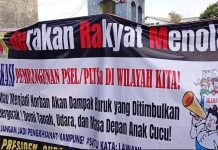 Tolak Keberadaan PSEL di Gudang Grand Entarno, Desak Wali Kota dan DPRD Makassar Gelar RDP dengan Warga FOTO: Masyarakat Kelurahan Mula Baru dan Kampung Tammalalang di Kecamatan Tamalanrea saat mendatangi gudang grand enterno di jalan Ir Soetami, Makassar, Selasa sore (29/7).
