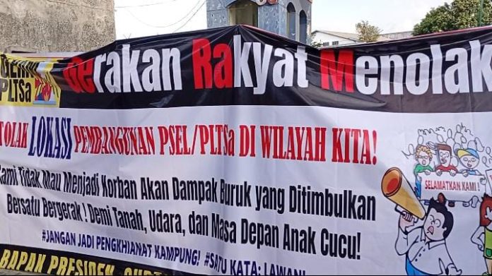 FOTO: Masyarakat Kelurahan Mula Baru dan Kampung Tammalalang di Kecamatan Tamalanrea saat mendatangi gudang grand enterno di jalan Ir Soetami, Makassar, Selasa sore (29/7).