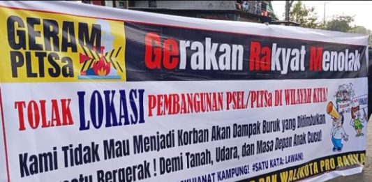 Menolak Proyek Pengolahan Sampah di Parangloe, Tamalanrea FOTO: Spanduk penolakan pembangunan rencana pembangunan Pengelolaan Sampah Menjadi Energi Listrik (PSEL) oleh warga di Kelurahan Mula Baru dan Kampung Tammalalang Kecamatan Tamalanrea, Kota Makassar, Sulawesi Selatan. Selasa (29/7)