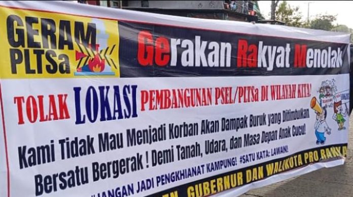 IMG-20250730-WA0025 FOTO: Spanduk penolakan pembangunan rencana pembangunan Pengelolaan Sampah Menjadi Energi Listrik (PSEL) oleh warga di Kelurahan Mula Baru dan Kampung Tammalalang Kecamatan Tamalanrea, Kota Makassar, Sulawesi Selatan. Selasa (29/7)