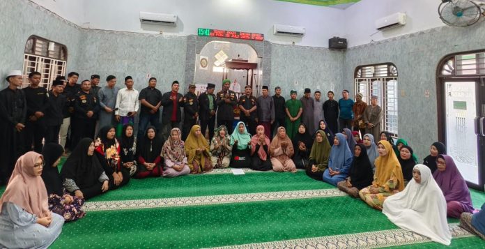 IMG-20250730-WA0367 FOTO: FIB Sumut Gelar Kajian umum bertajuk “LGBT Mengancam Kota Medan”. Kajian umum ini dipimpin langsung Ketua Umum FIB Sumut, Ustad Zulkifli Rangkuti SPd.