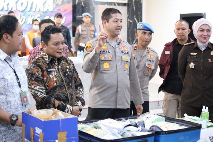 IMG-20250731-WA0183 FOTO: Polrestabes Makassar bersama Kejaksaan Negeri Makassar, Kesbangpol Kota Makassar, dan jajaran Satuan Narkoba, hari ini melakukan pemusnahan barang bukti narkotika sebanyak 11.554 butir pil Mephedron dan 10 kilogram sabu.