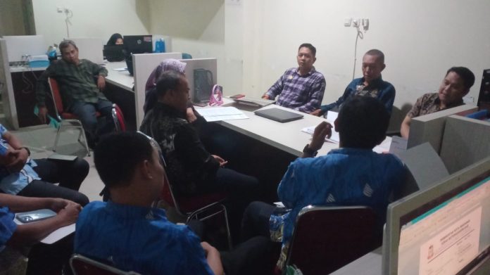 IMG-20250731-WA0204 FOTO: Dinas Ketenagakerjaan saat melakukan mediasi antara eks karyawan dan manajemen PDAM Makassar. (Istimewa)