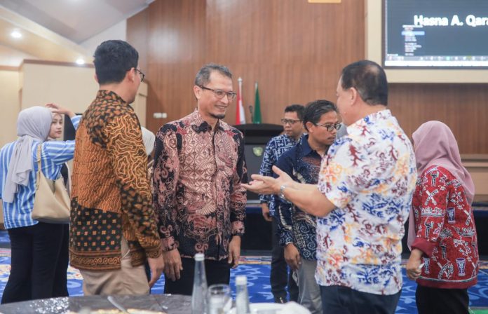 FOTO: Universitas Hasanuddin (UNHAS) resmi menerima piagam penghargaan nasional atas keberhasilannya sebagai tuan rumah dan pelaksana dalam gelaran KKN Kebangsaan 2025.